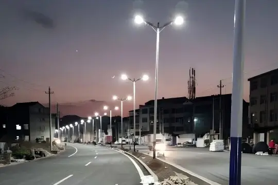 Projet d'éclairage public solaire dans un comté montagneux de l'ouest de la C...